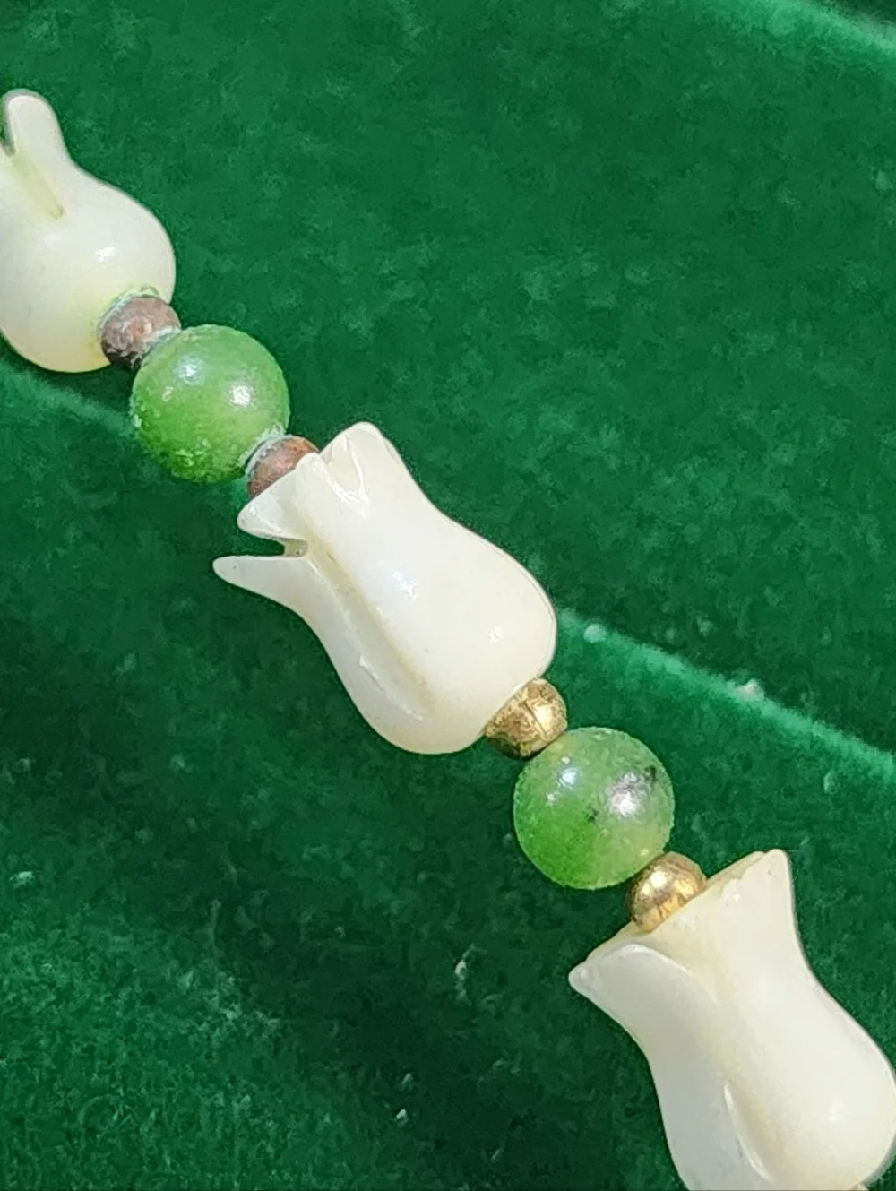 Vintage 1970s Lucite & Jade Beaded Necklace Fairy Pendant Green White Retro - Picture 6 of 10